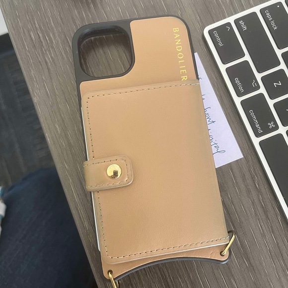 Bandolier Mila MagSafe + expanded pouch - Picture 9 of 14